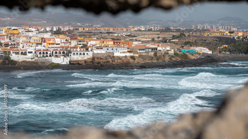 Fotografías en el Bufadero de la isla de Gran Canaria en las que se puede ver el mar y formaciones rocosas un día nuboso. photo