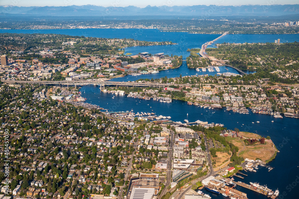 Obraz premium The Seattle skyline and surrounding areas as seen from the air on a clear blue sky day, with Mt. Rainier in the background
