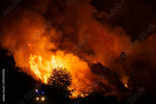 Incendio forestal por la noche en Ourense, Galicia, Spain.