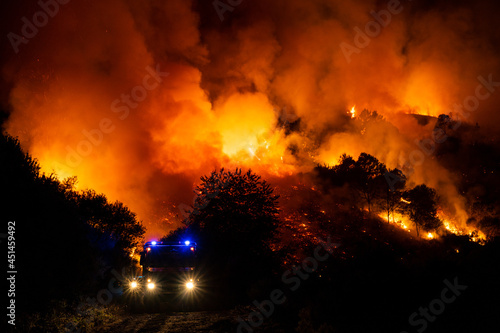 Camion de bomberos apagando un fuego en Galicia, España.