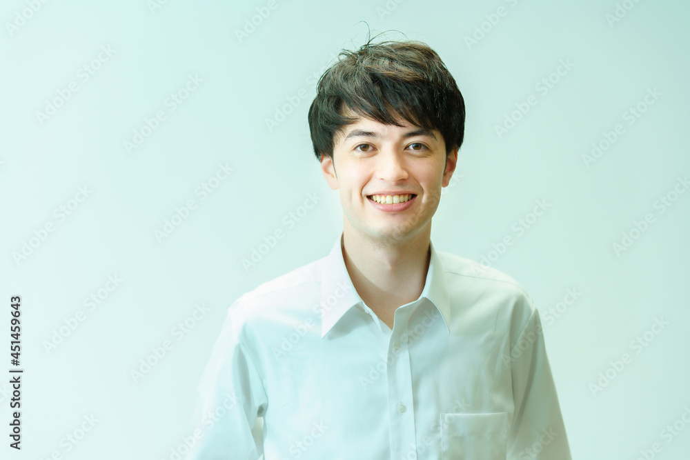 笑顔の若い男性 笑顔の若い男性