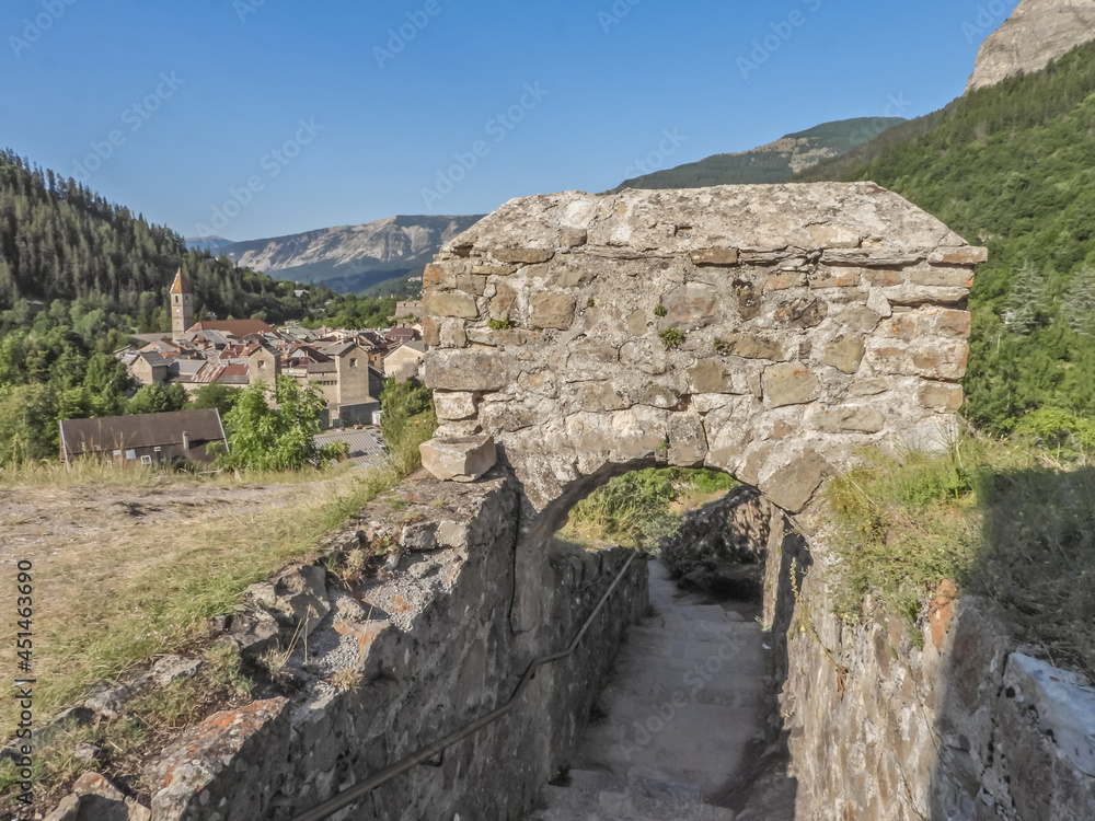 Ensemble de fortifications du village de Colmars dans le massif du Queyras dans les Alpes du Sud