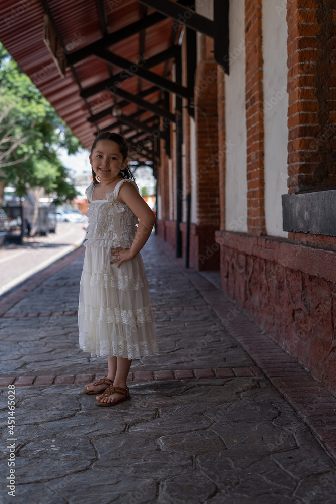 niña vestido beige arboles estación niña vestido beige arboles estación