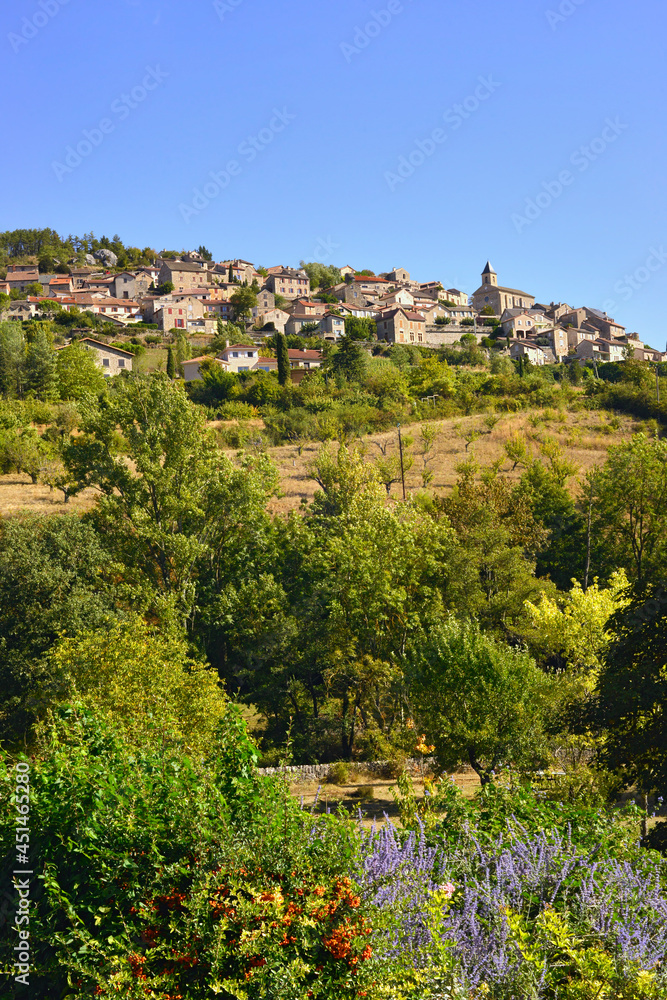 Compeyre (12520) au delà des fleurs depuis Aguessac (12520), département de l'Aveyron en région Occitanie, France