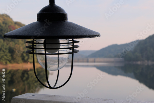 stara lampa nad jeziorem © Pawe