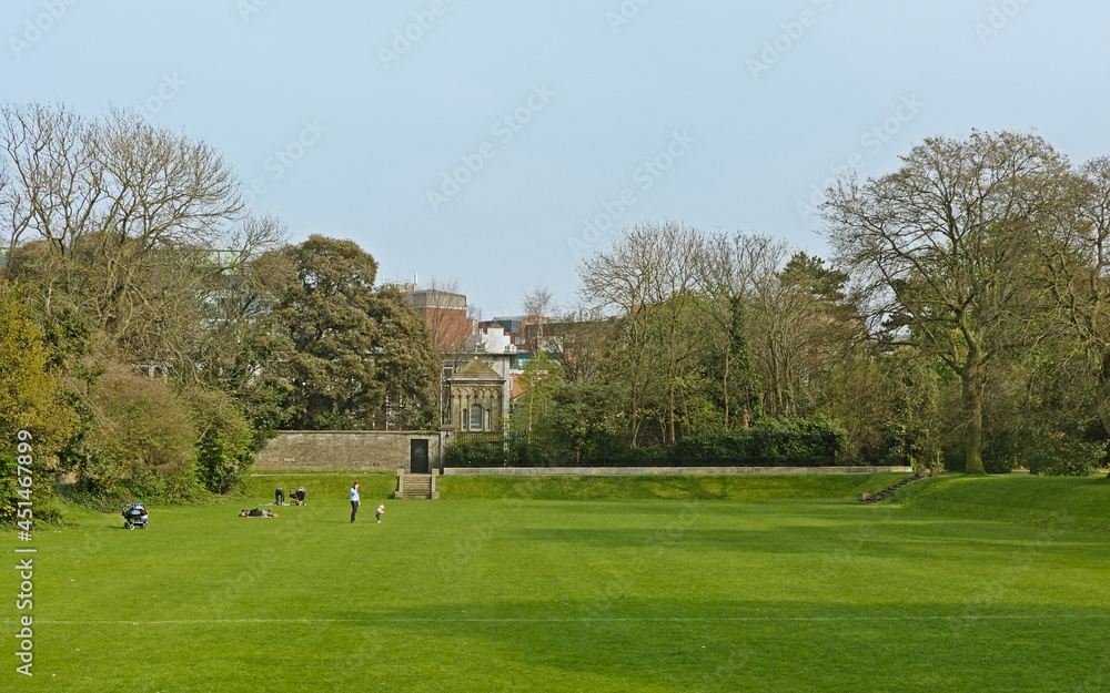 Obraz premium Iveagh garden city park on a sunny spring day, Dublin