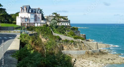 Fototapeta Naklejka Na Ścianę i Meble -  View on rock cliff at atlantic ocean with art nouvau style villa on top - Dinard, Bretagne, France (Focus on house)