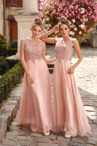 Obraz na płótnie European girls bridesmaids in pink dresses having fun w salonie