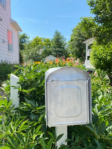 Foto Old metal mailbox in the garden
