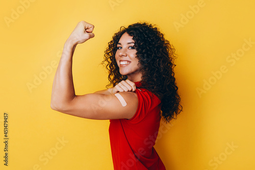 Foto a black African American woman is vaccinated against covid and is very happy about it