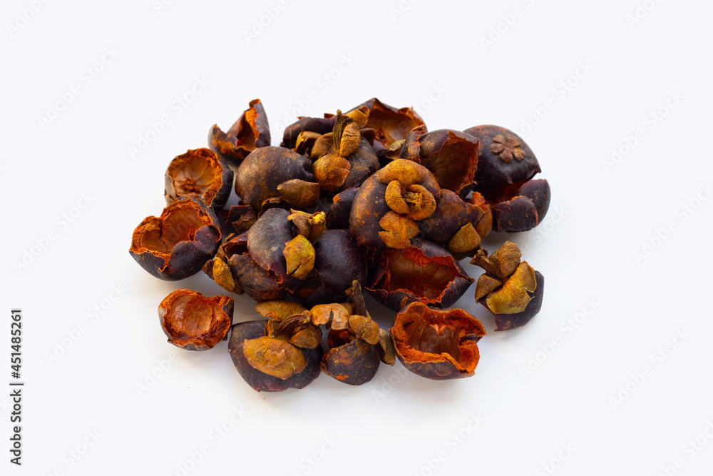 Obraz premium Dried mangosteen peel on white background.