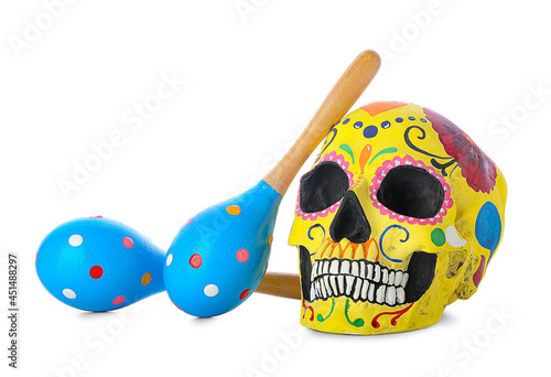 Fotografia Painted human skull for Mexico's Day of the Dead (El Dia de Muertos) and maracas