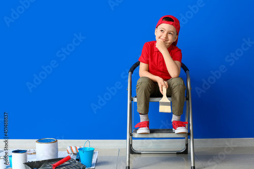 Thoughtful little painter w...