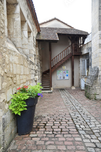Fototapeta Naklejka Na Ścianę i Meble -  La Rochefoucauld en Angoumois, Charente, Nouvelle-Aquitaine, France : couvent et cloître des Carmes.