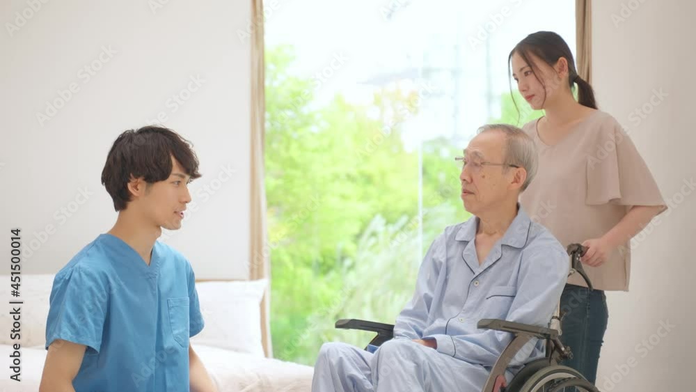 医師の話を聞く高齢の男性 医師の話を聞く高齢の男性