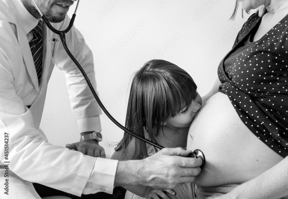 Ταπετσαρία Daughter kissing pregnant mother's belly while having a fetal monitoring