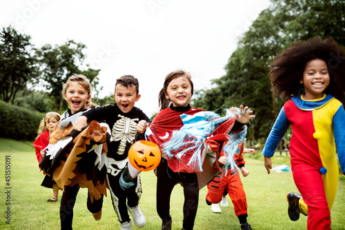 Little kids at a Halloween party © Rawpixel.com