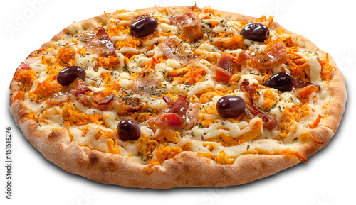 Pizza de queijo mussarela com queijo cheddar, fatias de bacon e azeitonas pretas, em fundo branco para recorte. photo