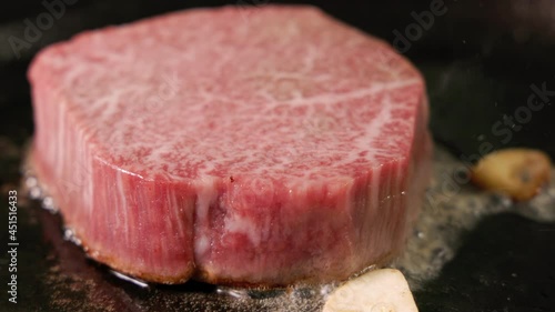 鉄板で焼いた国産黒毛和牛のヒレステーキ　Grilled Wagyu fillet steak photo