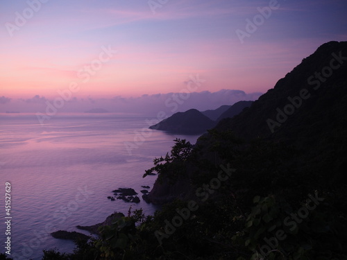 夜明け前の空と山の風景