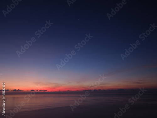 水平線と夜明け前の空