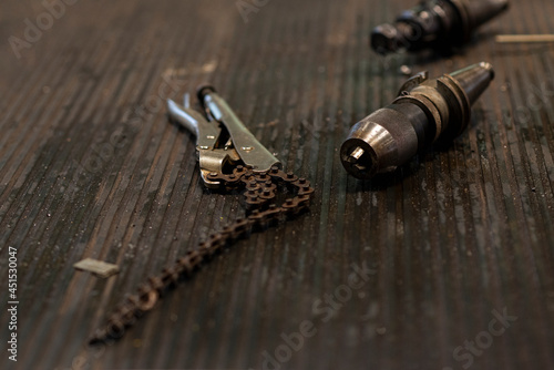 Wallpaper Mural herramientas y maquinas de una taller de precisión  Torontodigital.ca