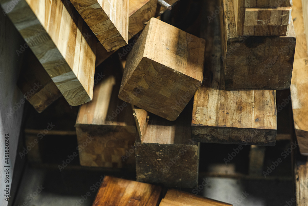 Trozos de madera de pino apilados Trozos de madera de pino apilados