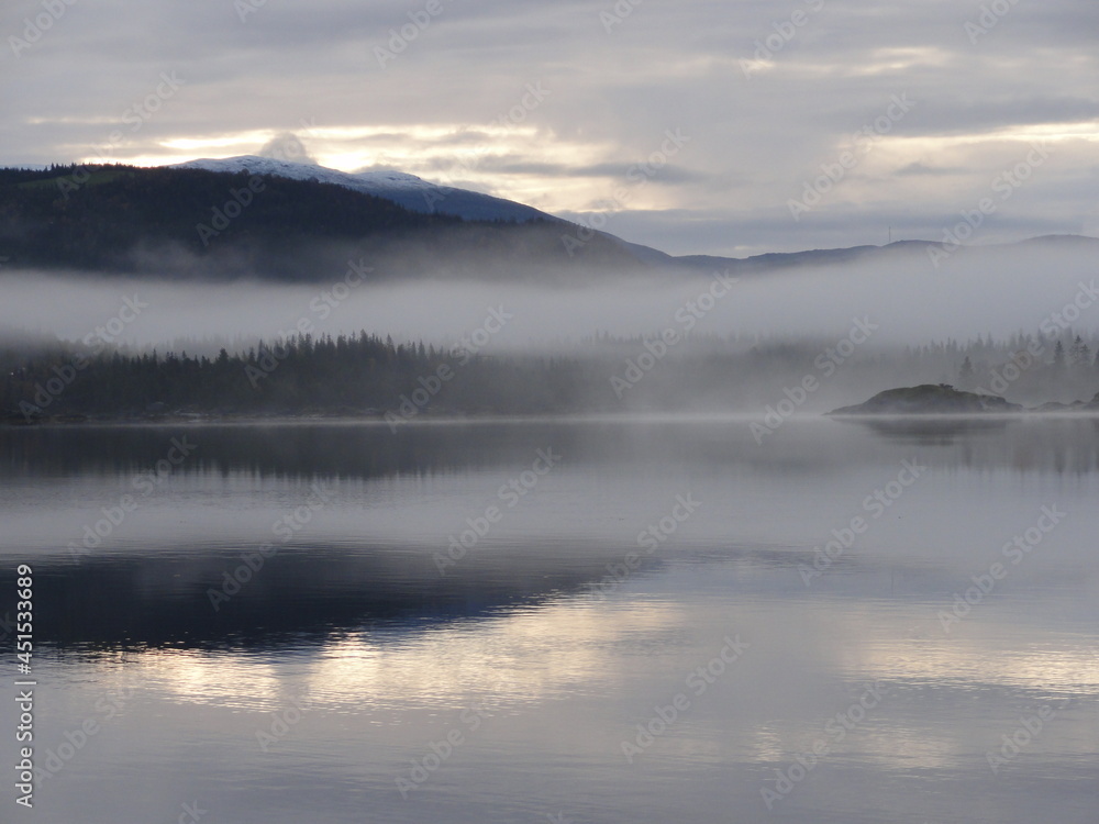 Fototapeta premium nebelige mystische Berglandschaft an Norwegens Fjorden 