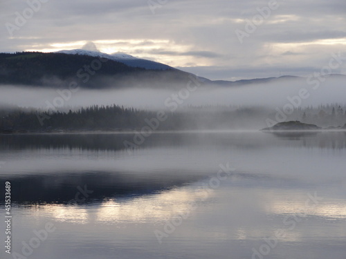 nebelige mystische Berglandschaft an Norwegens Fjorden 