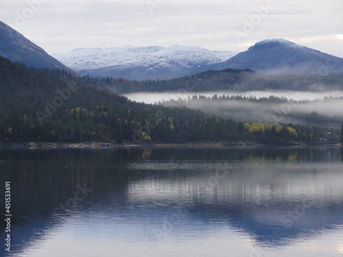 Fototapeta Naklejka Na Ścianę i Meble -  nebelige mystische Berglandschaft an Norwegens Fjorden 