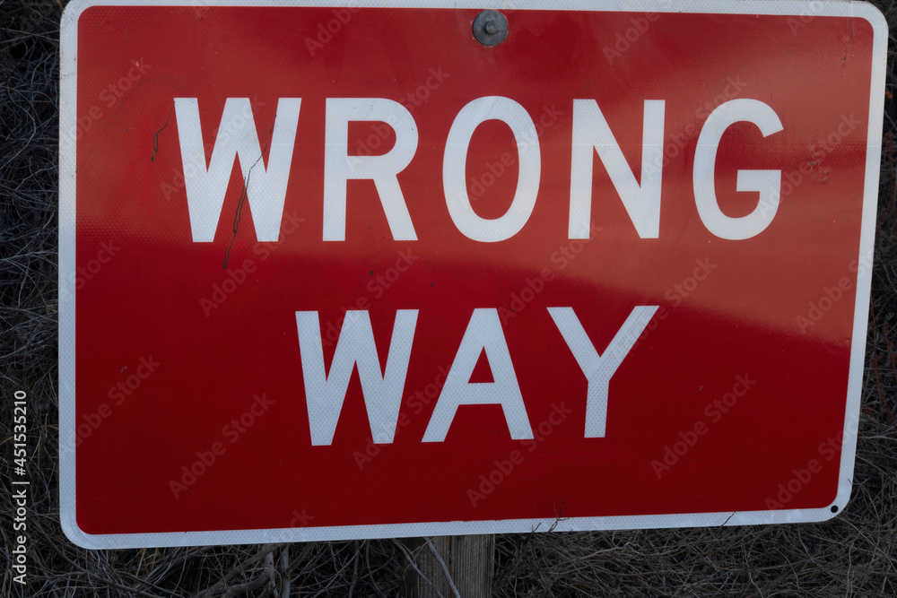 Obraz premium Wrong way do not enter sign on the side of the road