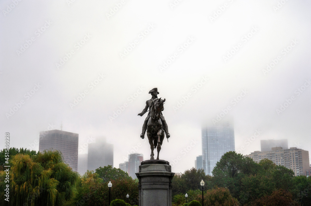 Fototapeta premium George Washington Monument in Boston Public Garden
