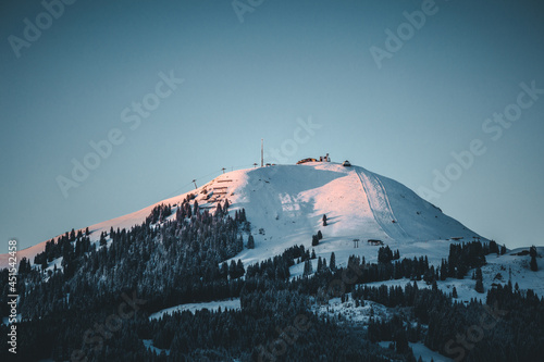 Berg Hohe Salve im Winter bei Abend Dämmerung