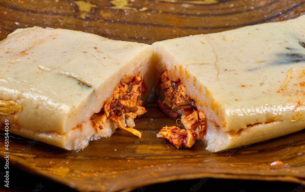 Comida típica mexicana, Tamales veracruzanos o jarochos, preparados con  hojas de plátano, harina de maíz y adobo rojo. Alimento prehispánico. Stock  Photo | Adobe Stock