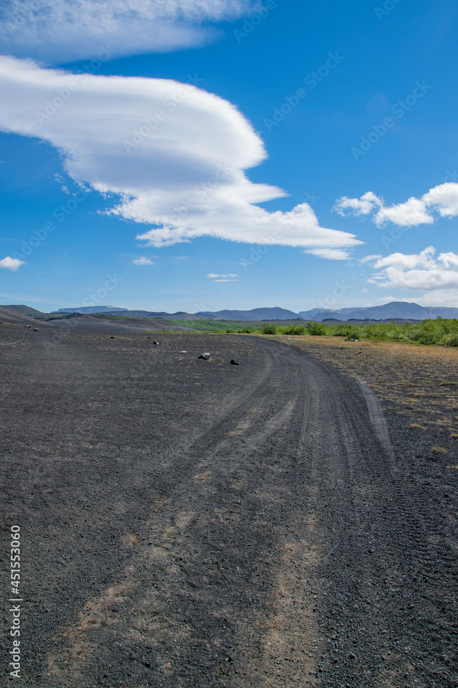 Auf dem Weg zwischen Dimmuborgir und Grjotagja im Norden von Island auf Wegen mit Lava und Tuffstein.