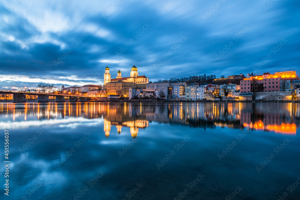 Berühmte Stadtansicht von der drei Flüsse Stadt Passau mit Blick auf Fluss Donau der Altstadt und dem Dom zur blauen Stunde, Deutschland