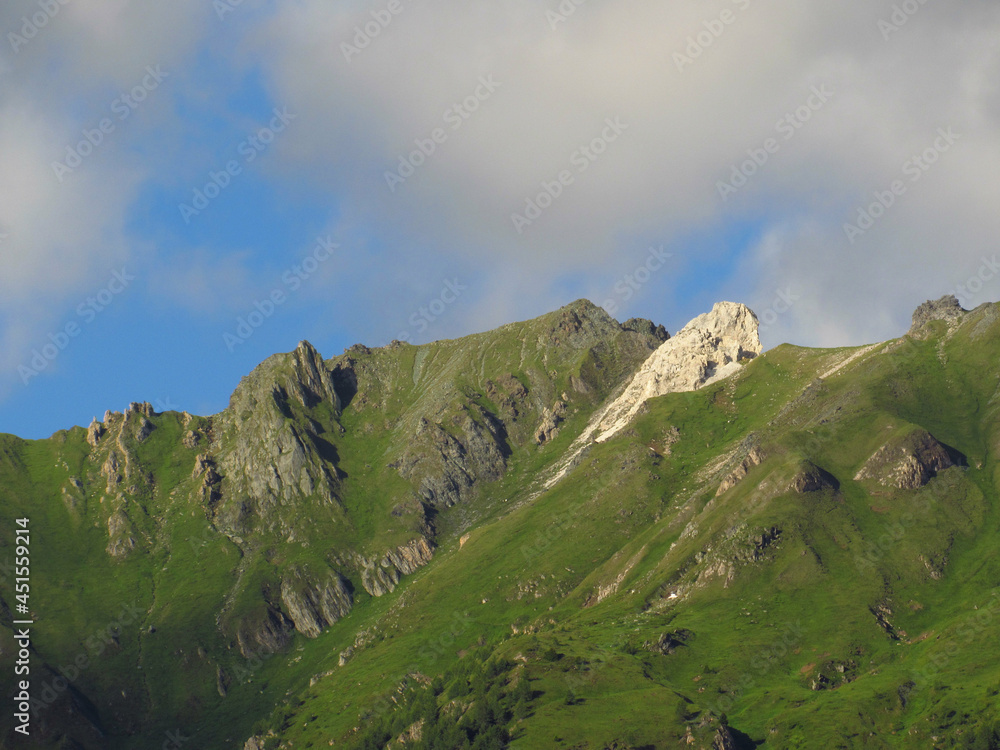 Naklejka premium Abendliche Bergblicke bei Matrei: Weißer Knopf