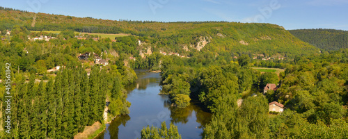 Panoramique vue sur le Lot au coeur de la verdure depuis Saint-Cirq-Lapopie (46330), département du Lot en région Occitanie, France