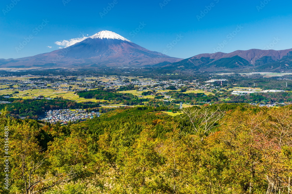 足柄峠から眺める富士山と小山町・御殿場方面の風景　静岡県駿東郡小山町にて