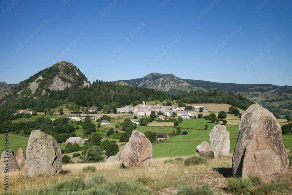 Champ de menhir devant le village ardéchois de Borée au pied d'un mont volcanique et du Mézenc plus haut sommet de l'Ardèche