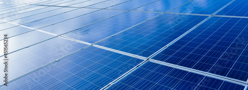 Foto closeup photovoltaic panels which installed on the rooftop of the building, concept for storing and using natural power from the sunlight to care about human environment over the world