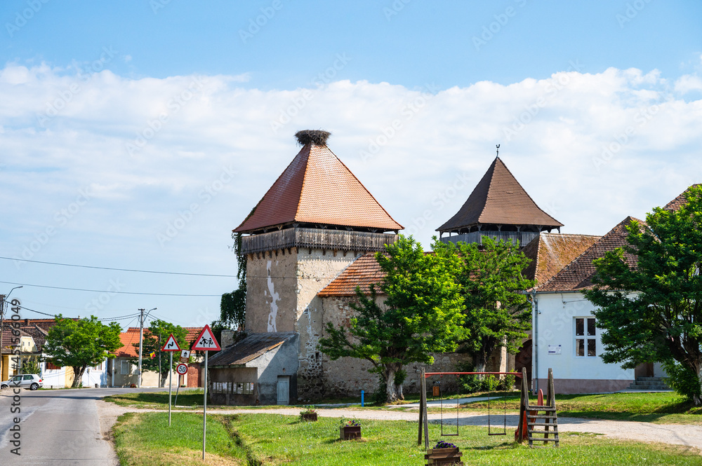 Storchennest auf Kirchturm im rumänischen Transilvanien