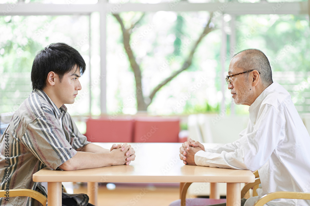 Fototapeta premium 喧嘩をする若い男性と高齢の男性