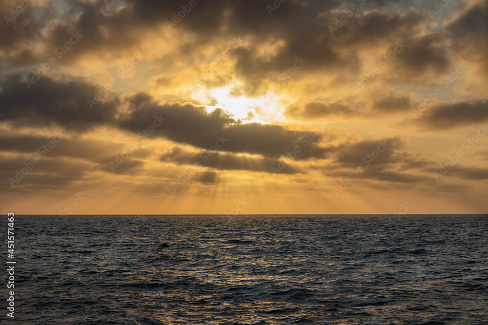 Obraz premium Moody sunset over calm ocean