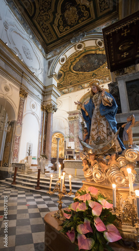 Interno del duomo di sant andrea di amalfi  costiera amalfitana