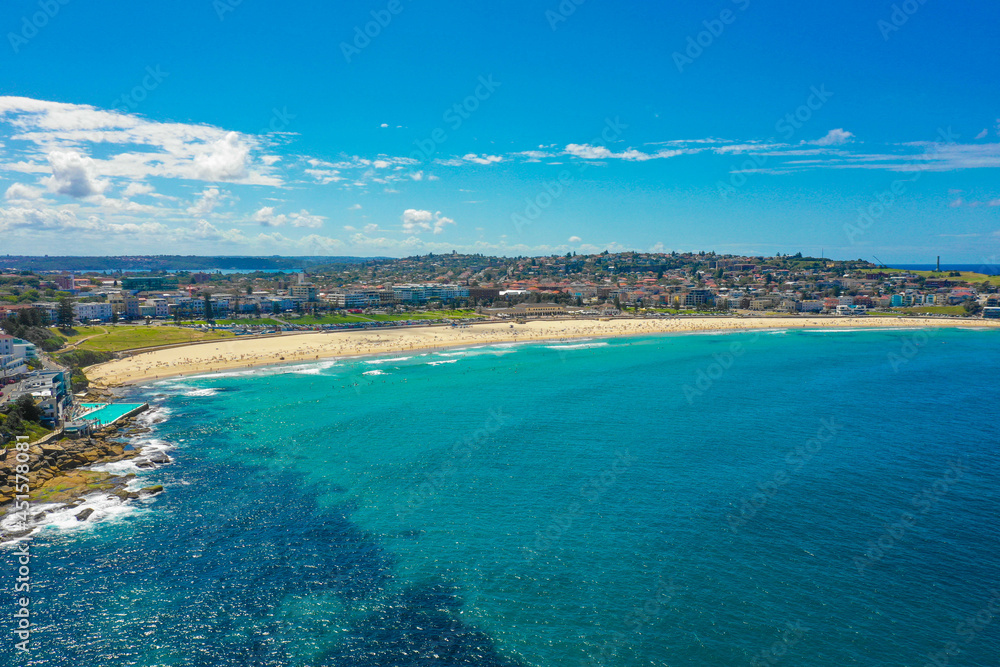 オーストラリアのシドニーにあるボンダイビーチをドローンで撮影した風景 Drone view of Bondi Beach in Sydney, Australia.