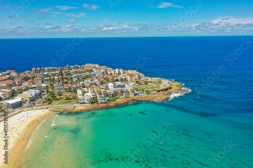 オーストラリアのシドニーにあるボンダイビーチをドローンで撮影した風景 Drone view of Bondi Beach in Sydney, Australia. © Hello UG