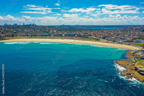 オーストラリアのシドニーにあるボンダイビーチをドローンで撮影した風景 Drone view of Bondi Beach in Sydney, Australia.