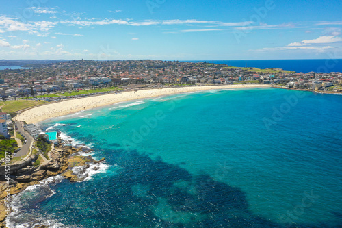 オーストラリアのシドニーにあるボンダイビーチをドローンで撮影した風景 Drone view of Bondi Beach in Sydney, Australia.