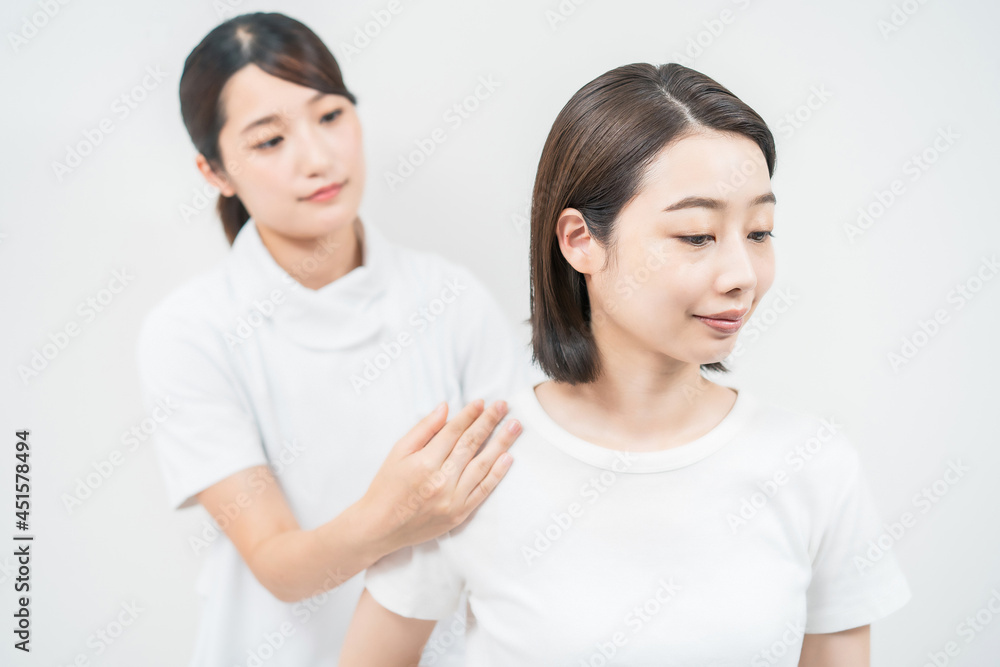 エステサロンでマッサージを受ける若い女性